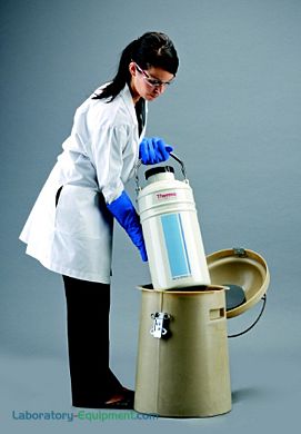 Arctic Express Cryogenic Dry Shippers包括一个由轻质铝制成的圆形集装箱